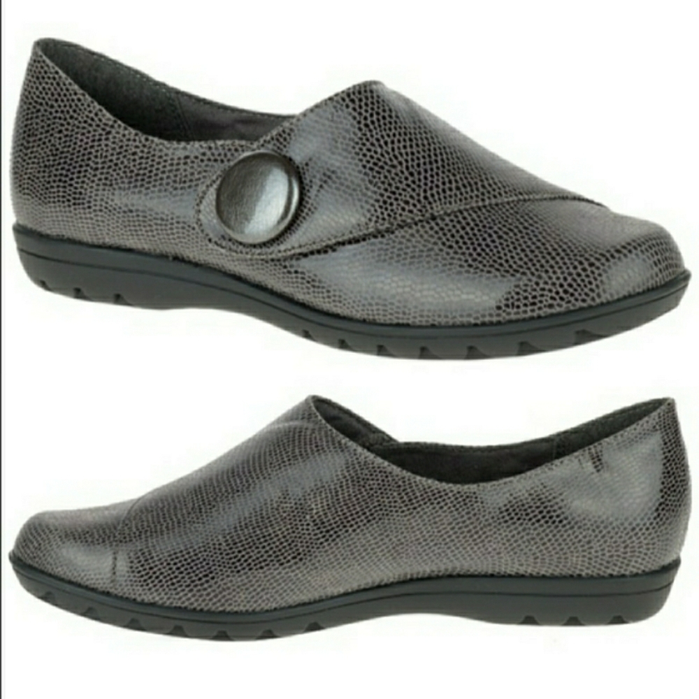 Soft Style Wide Grey Croc Loafers